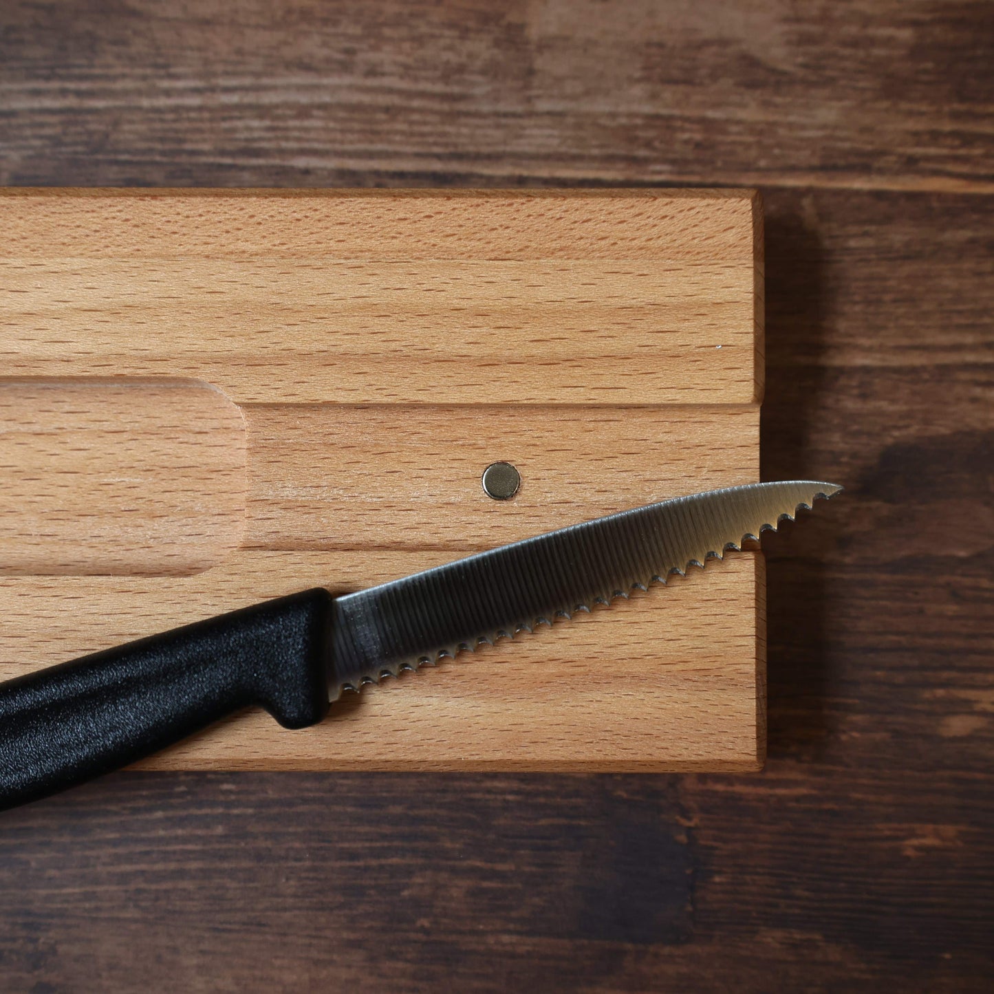 Reizendes Picknick-Brettli mit integriertem Rüstmesser
