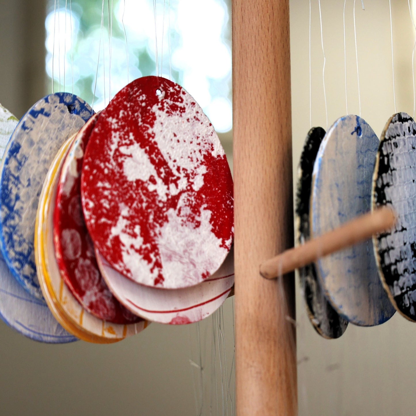 Bunte Ostereier zum Aufhängen