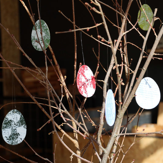 Bunte Ostereier zum Aufhängen