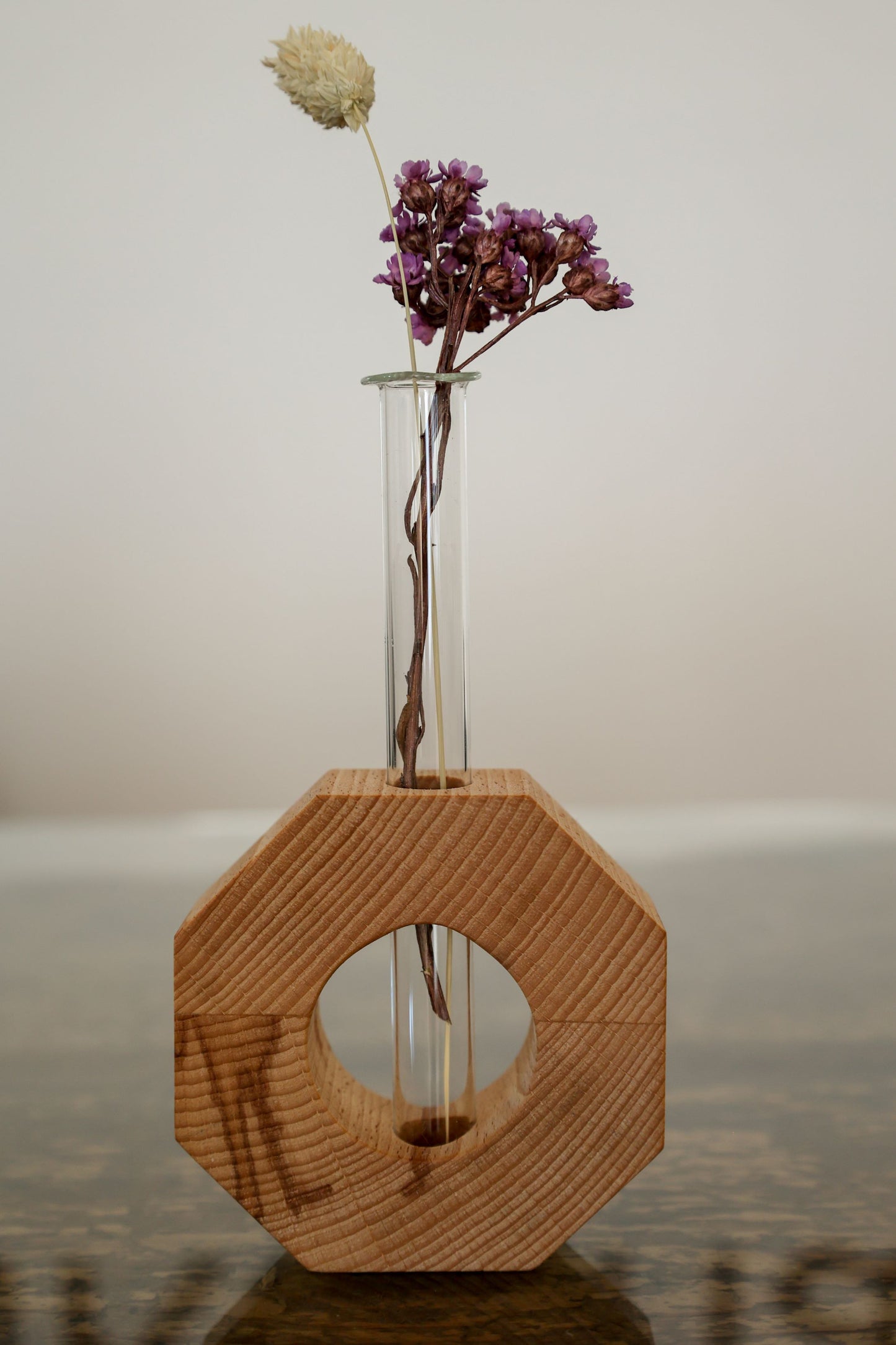 Achteckige Vase aus Holz, mit kleinem eingraviertem Herz und Reagenzglas als Blumenhalter