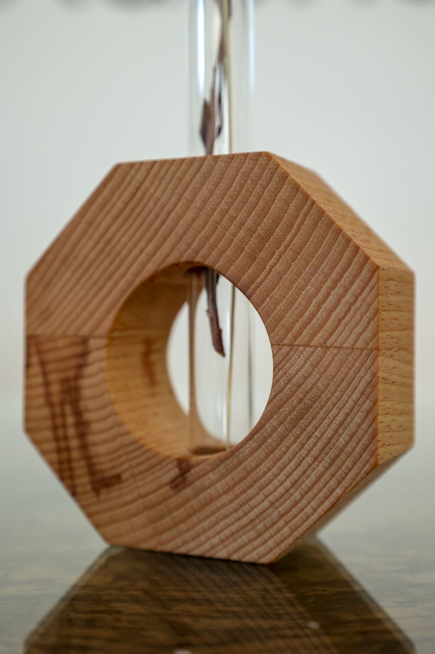 Achteckige Vase aus Holz, mit kleinem eingraviertem Herz und Reagenzglas als Blumenhalter